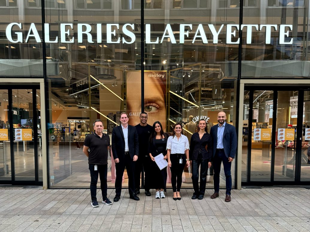 Photo de la signature de la Convention Collective pour les Galeries Lafayette.