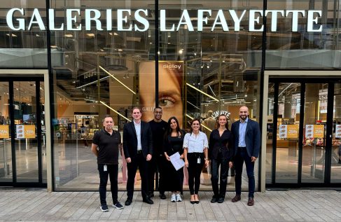 Photo de la signature de la Convention Collective pour les Galeries Lafayette.